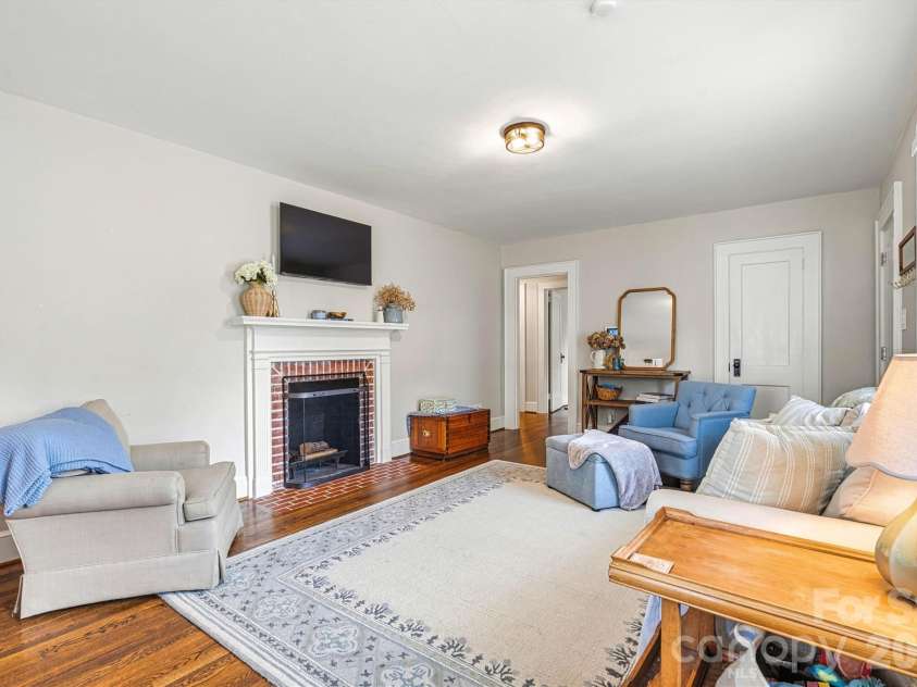 1252 11th Street, Hickory, NC 28601.  MLS# CAR4402969, YatesRealty ID 36607. 