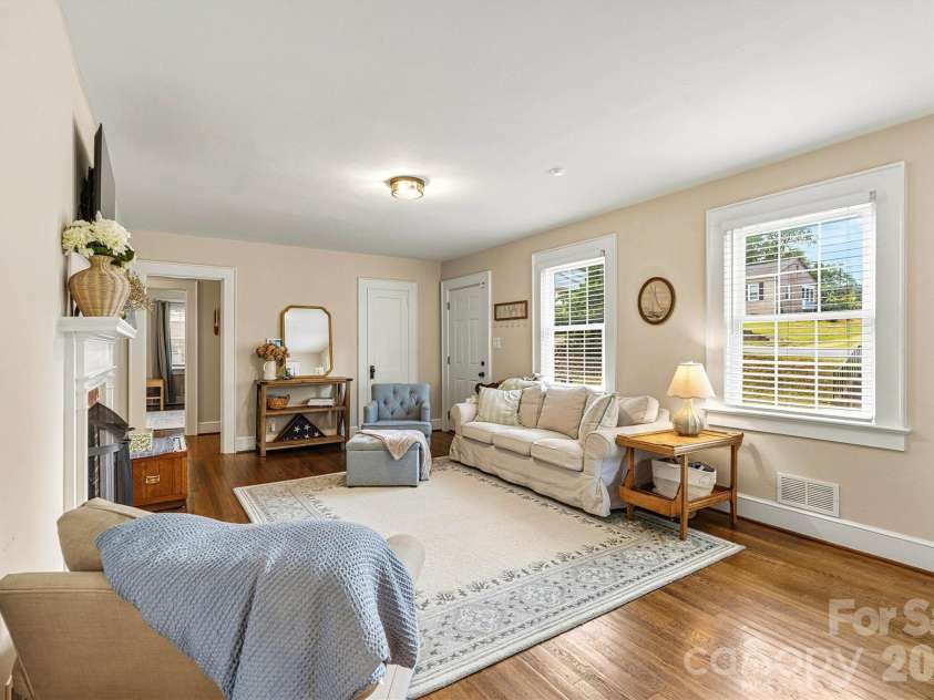 1252 11th Street, Hickory, NC 28601.  MLS# CAR4402969, YatesRealty ID 36607. 