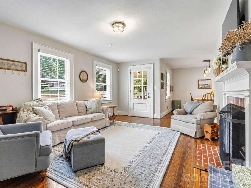 1252 11th Street, Hickory, NC 28601.  MLS# CAR4402969, YatesRealty ID 36607. 