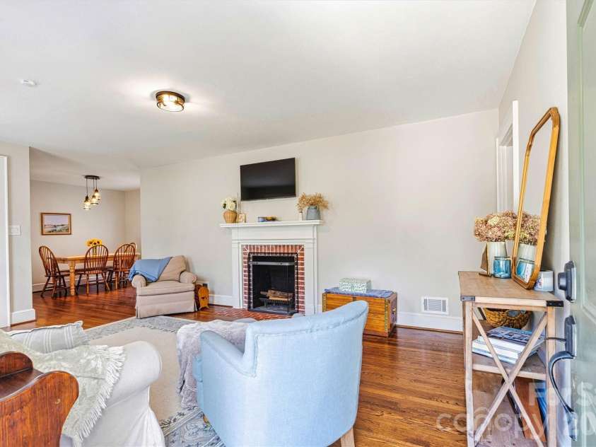 1252 11th Street, Hickory, NC 28601.  MLS# CAR4402969, YatesRealty ID 36607. 