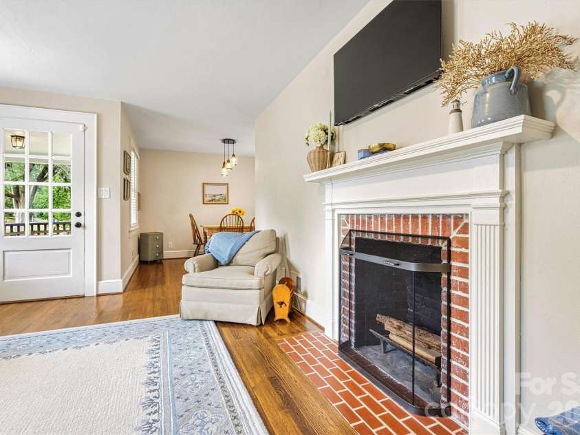 1252 11th Street, Hickory, NC 28601.  MLS# CAR4402969, YatesRealty ID 36607. 