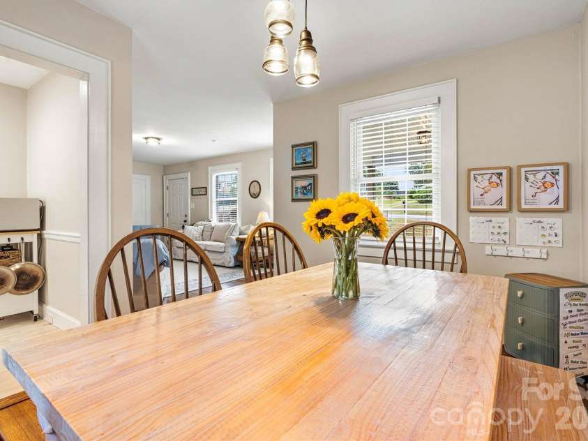 1252 11th Street, Hickory, NC 28601.  MLS# CAR4402969, YatesRealty ID 36607. 