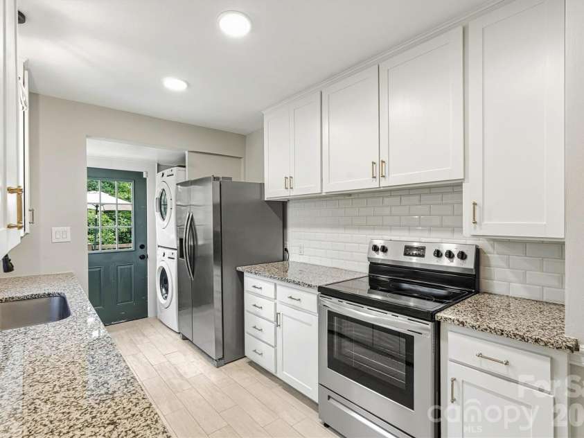 1252 11th Street, Hickory, NC 28601.  MLS# CAR4402969, YatesRealty ID 36607. 