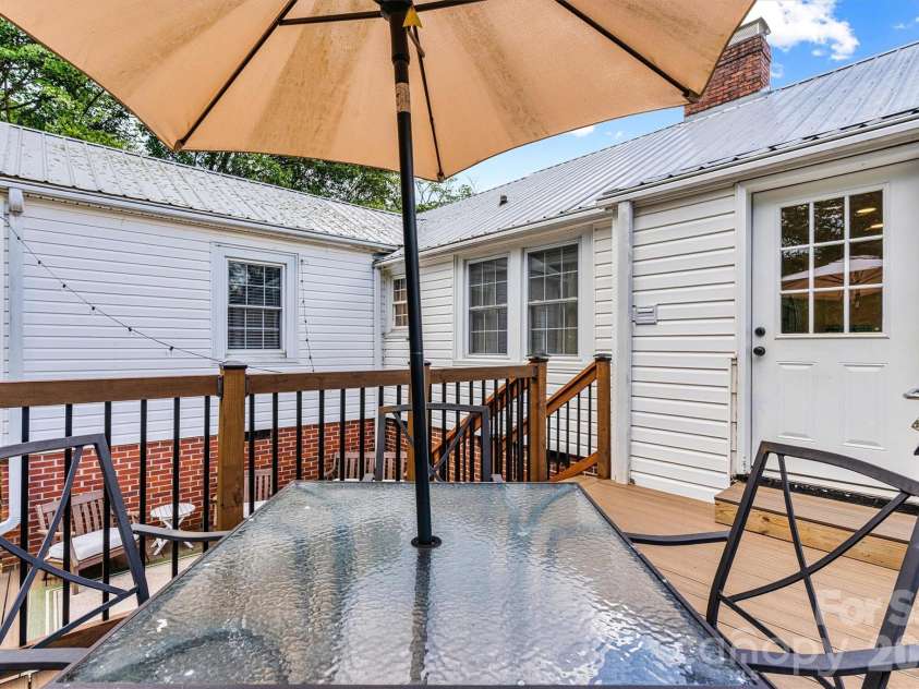 1252 11th Street, Hickory, NC 28601.  MLS# CAR4402969, YatesRealty ID 36607. 