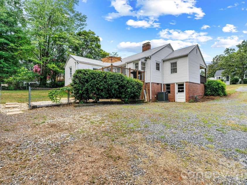 1252 11th Street, Hickory, NC 28601.  MLS# CAR4402969, YatesRealty ID 36607. 
