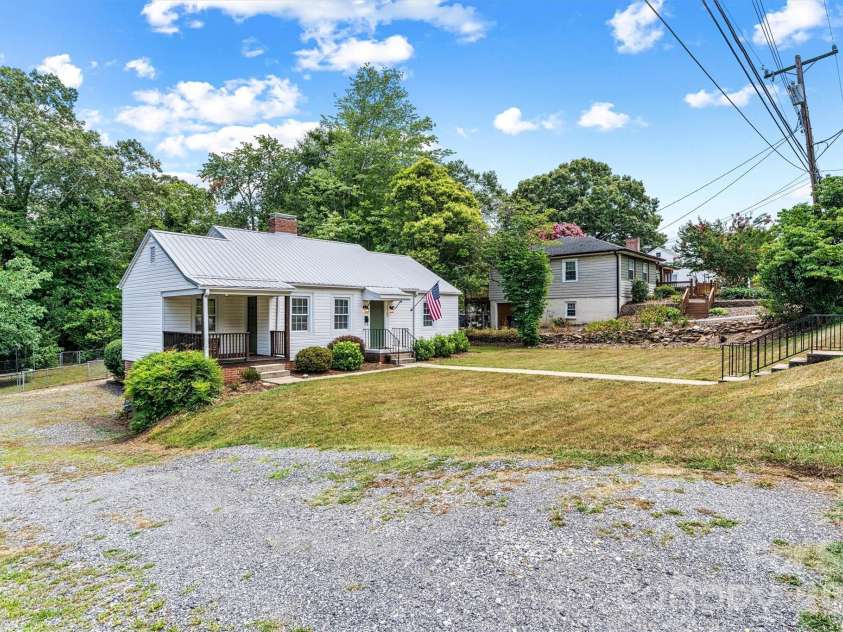 1252 11th Street, Hickory, NC 28601.  MLS# CAR4402969, YatesRealty ID 36607. 