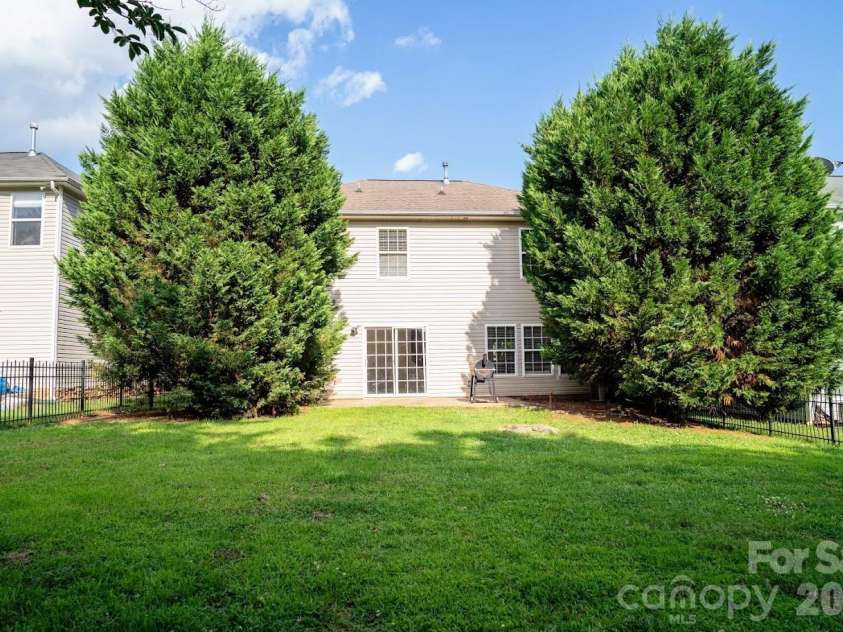 9411 Seamill Road, Charlotte, NC 28278.  MLS# CAR4399402, YatesRealty ID 36609. Backyard