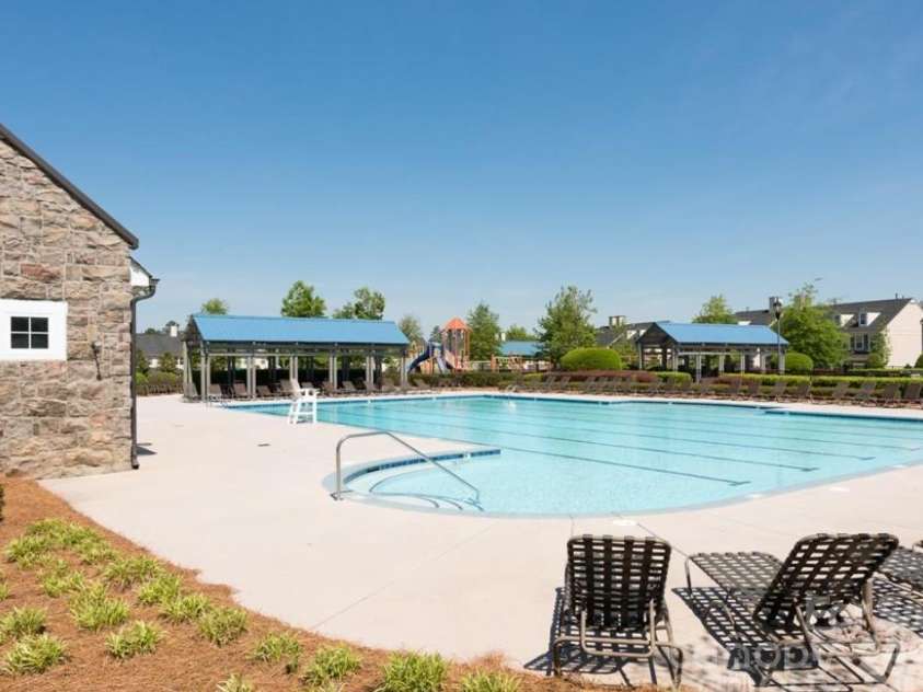 9411 Seamill Road, Charlotte, NC 28278.  MLS# CAR4399402, YatesRealty ID 36609. Community Pool