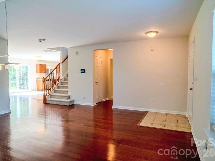 9411 Seamill Road, Charlotte, NC 28278.  MLS# CAR4399402, YatesRealty ID 36609. Dining Room/Entrance
