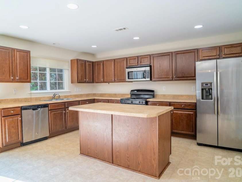 9411 Seamill Road, Charlotte, NC 28278.  MLS# CAR4399402, YatesRealty ID 36609. Kitchen