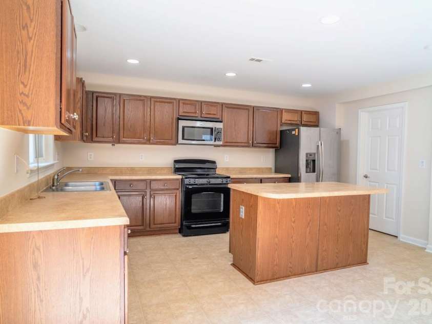9411 Seamill Road, Charlotte, NC 28278.  MLS# CAR4399402, YatesRealty ID 36609. Kitchen
