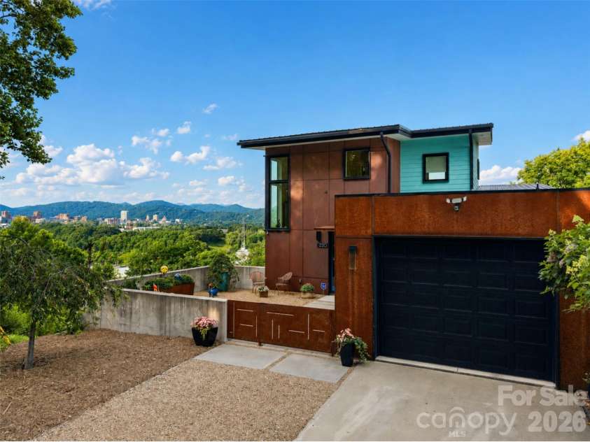 220 Riverview Drive, Asheville, NC 28806.  MLS# CAR4398289, YatesRealty ID 36611. 