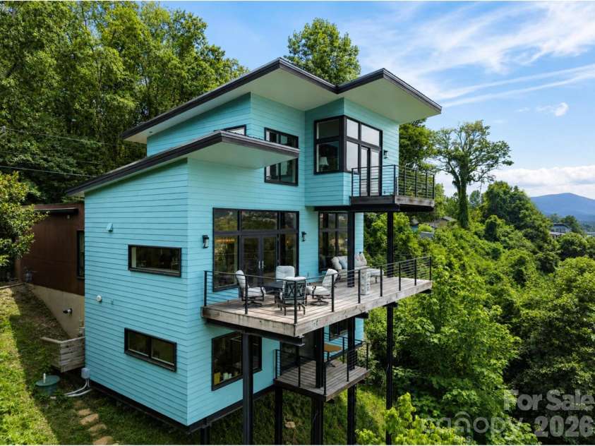 220 Riverview Drive, Asheville, NC 28806.  MLS# CAR4398289, YatesRealty ID 36611. 
