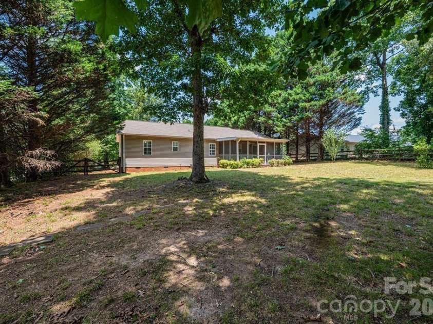 185 Hickman Avenue, Hudson, NC 28638.  MLS# CAR4399442, YatesRealty ID 36613. Nice fenced in back yard.