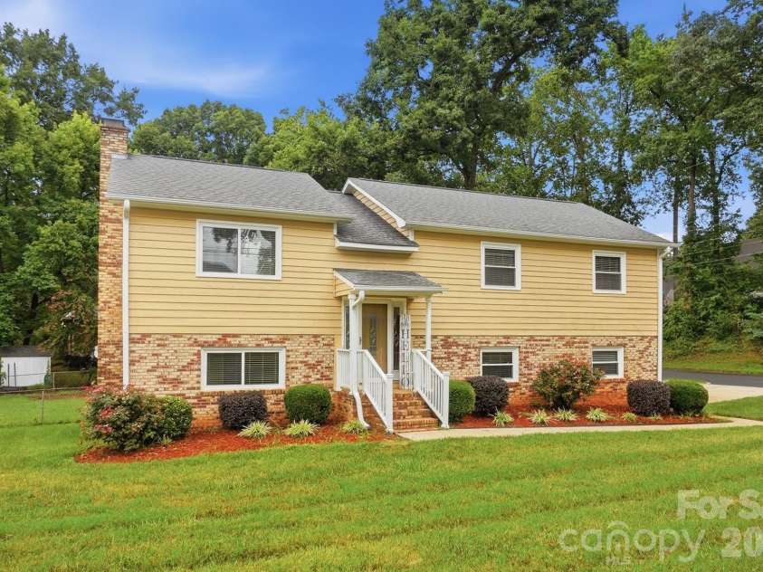 2600 Providence Drive, Gastonia, NC 28052.  MLS# CAR4381747, YatesRealty ID 36615. This split-level home is situated on a large, level corner lot