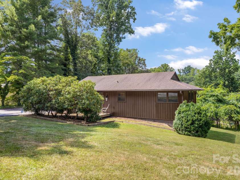 63 Baker Place, Asheville, NC 28806.  MLS# CAR4394760, YatesRealty ID 36616. 