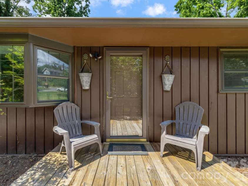 63 Baker Place, Asheville, NC 28806.  MLS# CAR4394760, YatesRealty ID 36616. 