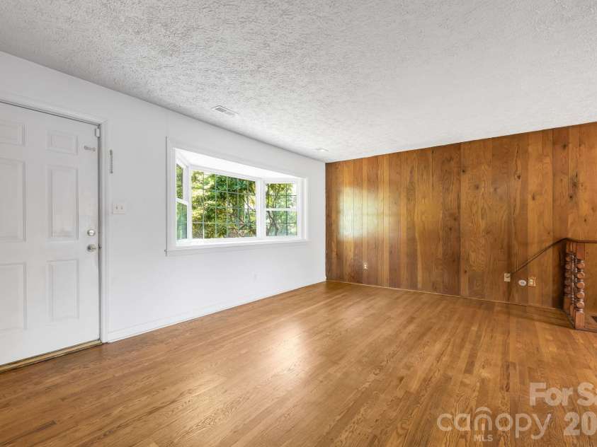 63 Baker Place, Asheville, NC 28806.  MLS# CAR4394760, YatesRealty ID 36616. 