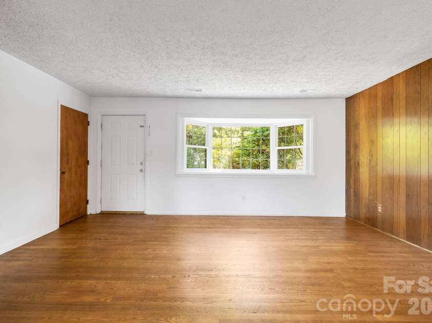 63 Baker Place, Asheville, NC 28806.  MLS# CAR4394760, YatesRealty ID 36616. 