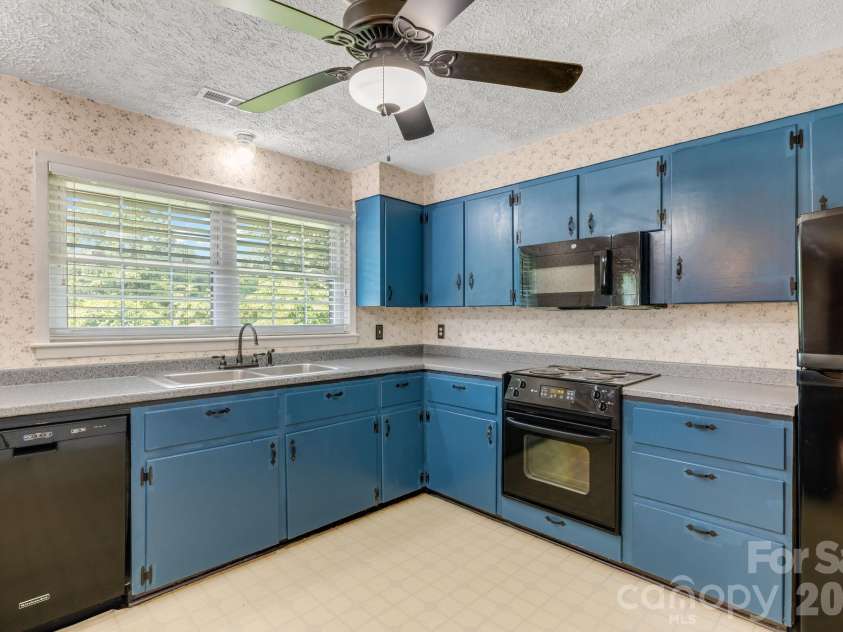 63 Baker Place, Asheville, NC 28806.  MLS# CAR4394760, YatesRealty ID 36616. 