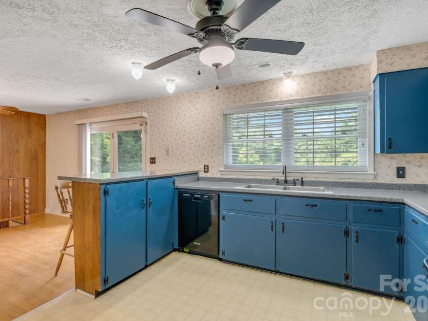 63 Baker Place, Asheville, NC 28806.  MLS# CAR4394760, YatesRealty ID 36616. 