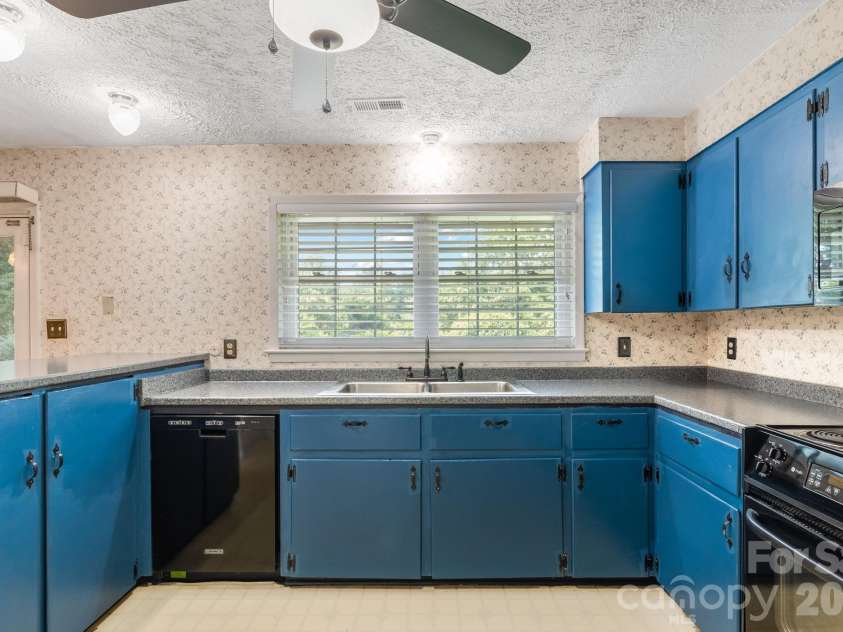 63 Baker Place, Asheville, NC 28806.  MLS# CAR4394760, YatesRealty ID 36616. 
