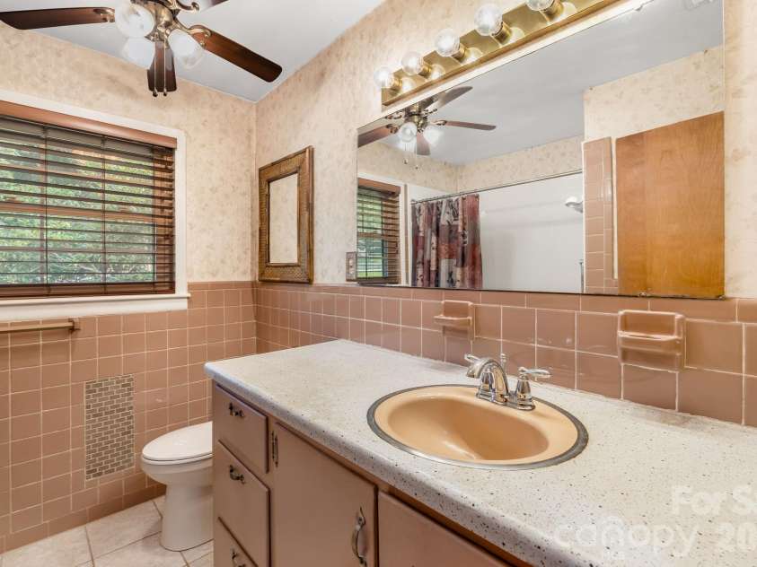 63 Baker Place, Asheville, NC 28806.  MLS# CAR4394760, YatesRealty ID 36616. 