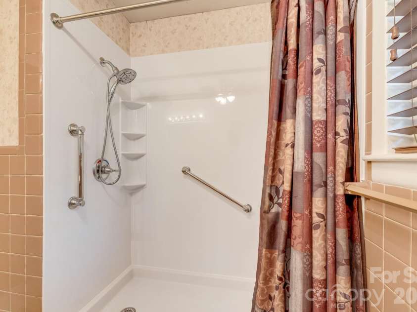 63 Baker Place, Asheville, NC 28806.  MLS# CAR4394760, YatesRealty ID 36616. 