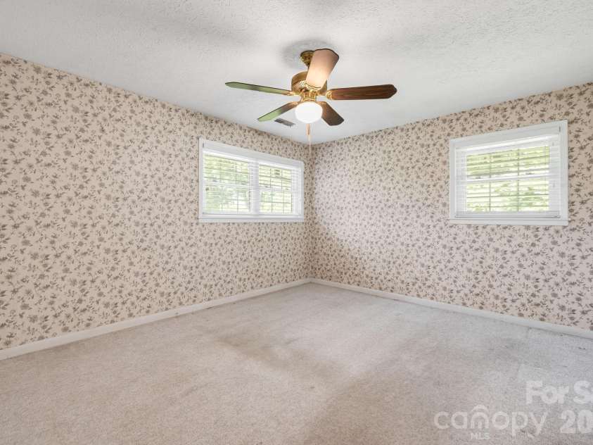 63 Baker Place, Asheville, NC 28806.  MLS# CAR4394760, YatesRealty ID 36616. 