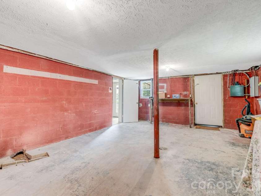 63 Baker Place, Asheville, NC 28806.  MLS# CAR4394760, YatesRealty ID 36616. 