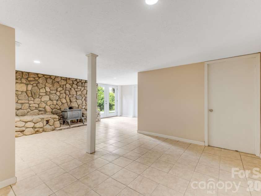 63 Baker Place, Asheville, NC 28806.  MLS# CAR4394760, YatesRealty ID 36616. 