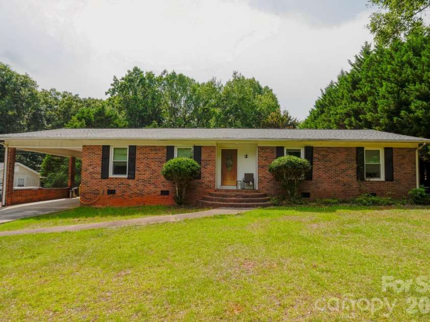2718 Ridgewood Lane, Rock Hill, SC 29730.  MLS# CAR4396515, YatesRealty ID 36617. Front Yard