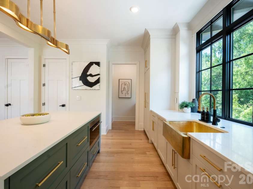 6105 Berryhill Towns Drive, Charlotte, NC 28270.  MLS# CAR4399385, YatesRealty ID 36618. Bright Open Kitchen