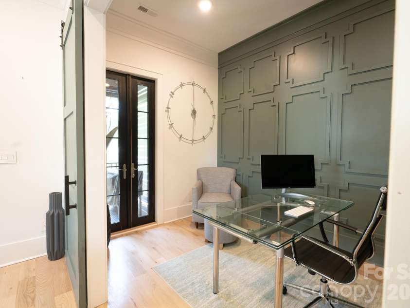 6105 Berryhill Towns Drive, Charlotte, NC 28270.  MLS# CAR4399385, YatesRealty ID 36618. Light-filled Workspace