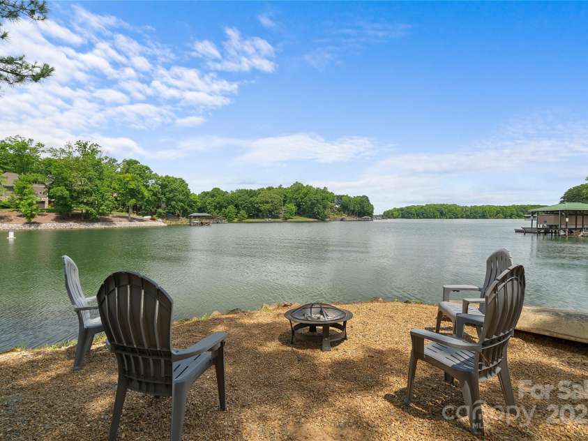 121 Rhinehill Drive, Mooresville, NC 28117.  MLS# CAR4238895, YatesRealty ID 3662. 