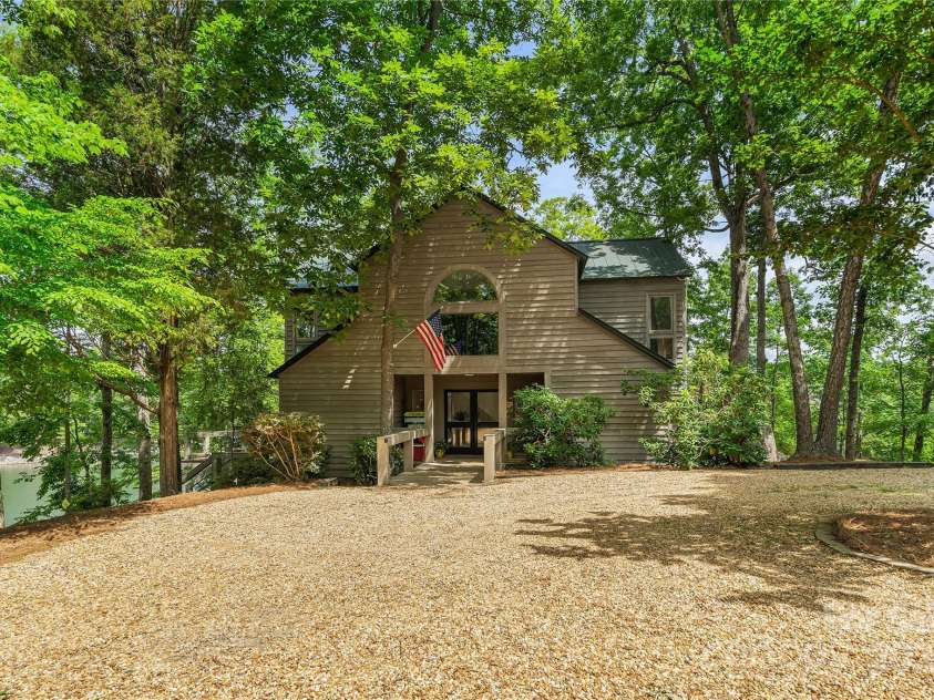 121 Rhinehill Drive, Mooresville, NC 28117.  MLS# CAR4238895, YatesRealty ID 3662. 