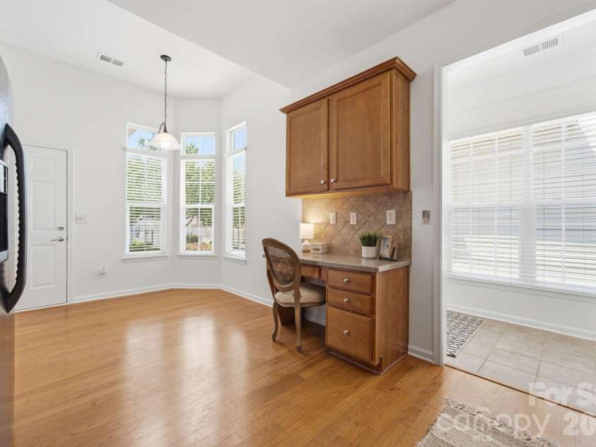 17510 Hawks View Drive, Fort Mill, SC 29707.  MLS# CAR4397865, YatesRealty ID 36623. Breakfast nook with bay window.