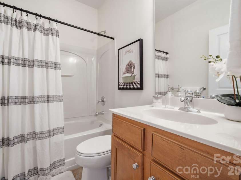 17510 Hawks View Drive, Fort Mill, SC 29707.  MLS# CAR4397865, YatesRealty ID 36623. Second full bathroom with tub/shower combo