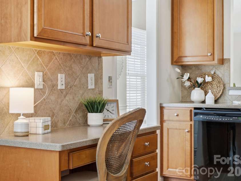 17510 Hawks View Drive, Fort Mill, SC 29707.  MLS# CAR4397865, YatesRealty ID 36623. The message center is perfect for making lists, sorting mail and charging devices.
