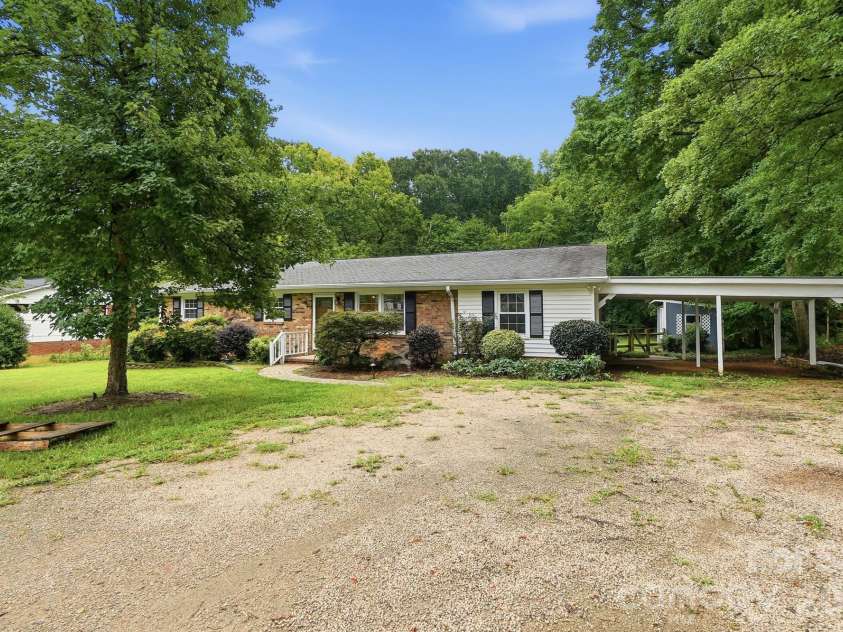 6081 Cambridge Drive, Harrisburg, NC 28075.  MLS# CAR4410918, YatesRealty ID 36625. Right