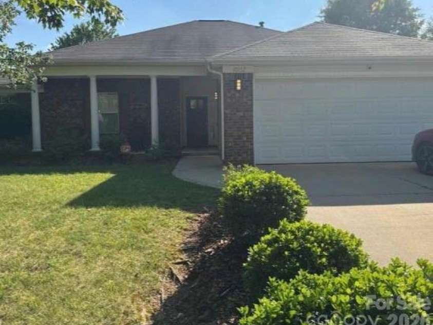 10132 Ashley Farm Drive, Matthews, NC 28105.  MLS# CAR4398973, YatesRealty ID 36630. 10132 Ashley Farm