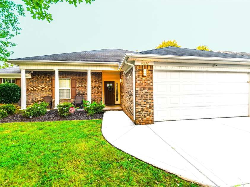 10132 Ashley Farm Drive, Matthews, NC 28105.  MLS# CAR4398973, YatesRealty ID 36630. 10132 Ashley Farm