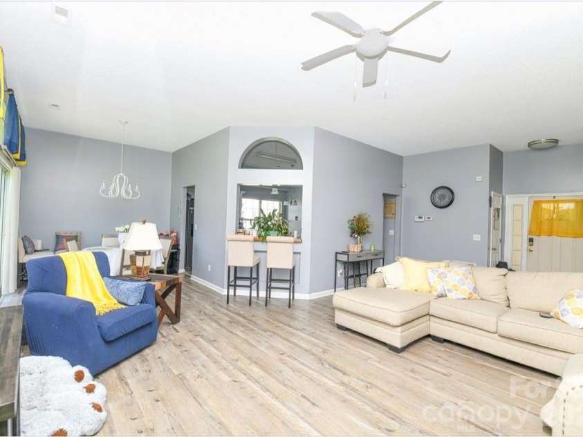 10132 Ashley Farm Drive, Matthews, NC 28105.  MLS# CAR4398973, YatesRealty ID 36630. 
