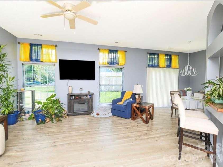 10132 Ashley Farm Drive, Matthews, NC 28105.  MLS# CAR4398973, YatesRealty ID 36630. 