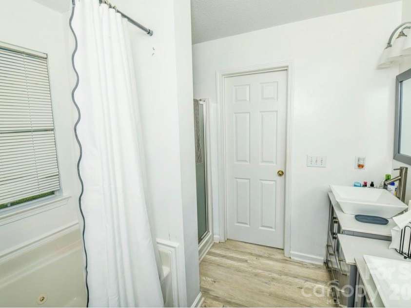 10132 Ashley Farm Drive, Matthews, NC 28105.  MLS# CAR4398973, YatesRealty ID 36630. 