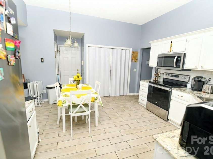 10132 Ashley Farm Drive, Matthews, NC 28105.  MLS# CAR4398973, YatesRealty ID 36630. 