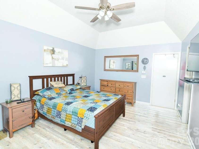 10132 Ashley Farm Drive, Matthews, NC 28105.  MLS# CAR4398973, YatesRealty ID 36630. 