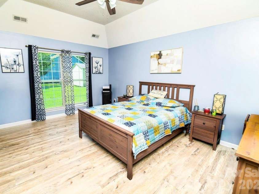 10132 Ashley Farm Drive, Matthews, NC 28105.  MLS# CAR4398973, YatesRealty ID 36630. 