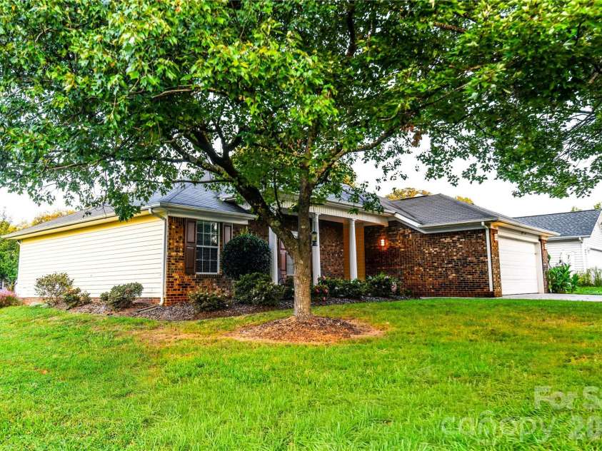 10132 Ashley Farm Drive, Matthews, NC 28105.  MLS# CAR4398973, YatesRealty ID 36630. 