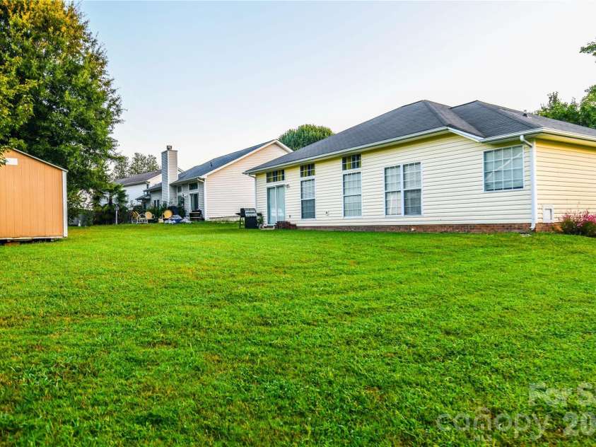 10132 Ashley Farm Drive, Matthews, NC 28105.  MLS# CAR4398973, YatesRealty ID 36630. 